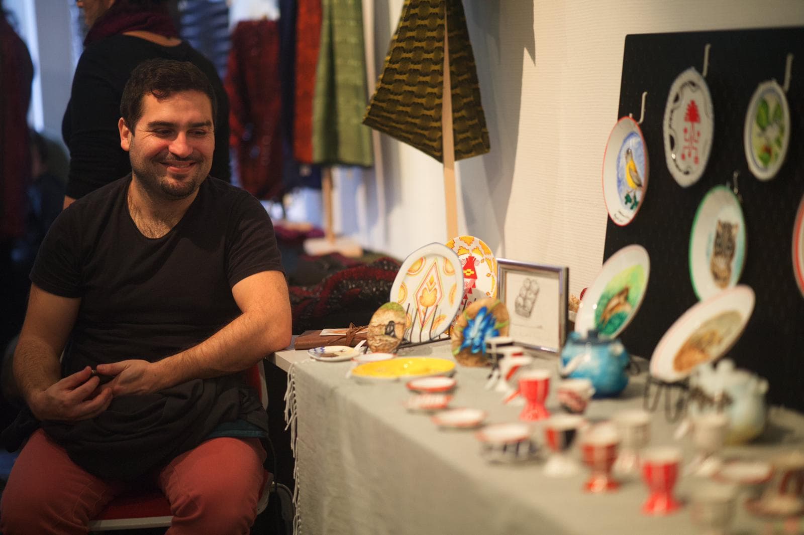 Ein Künstler an seinem Stand auf dem Lateinamerikanischen Kulturmarkt Hamburg