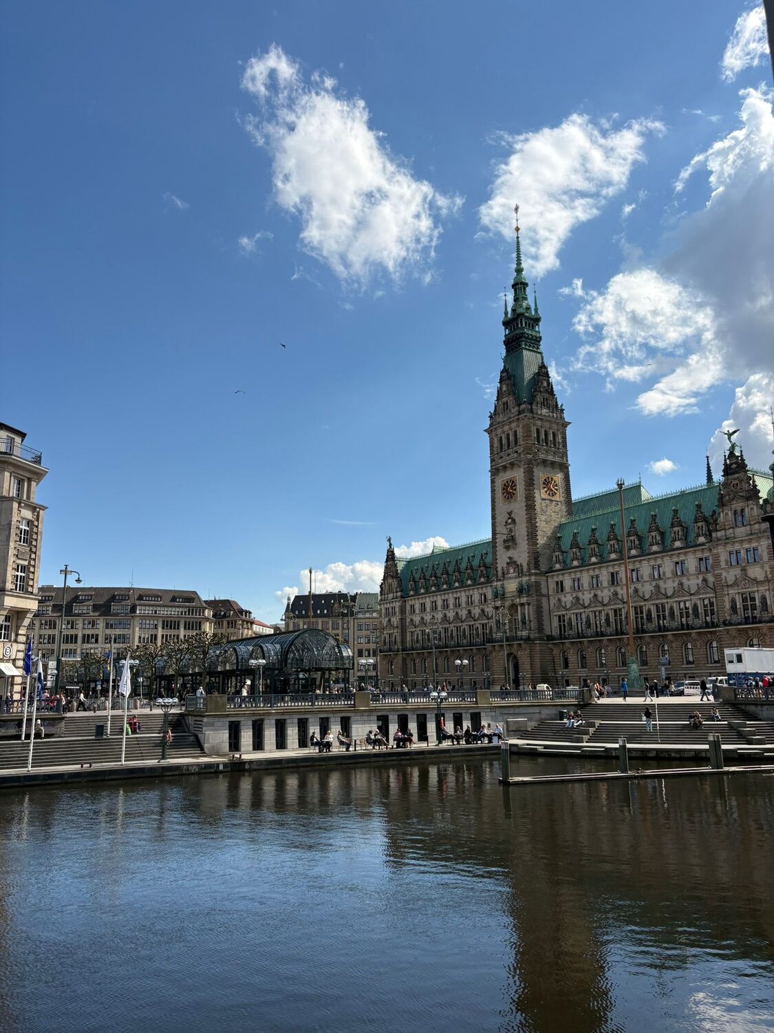 Das Hamburger Rathaus und die Kleine Alster, gleich neben der Rathauspassage