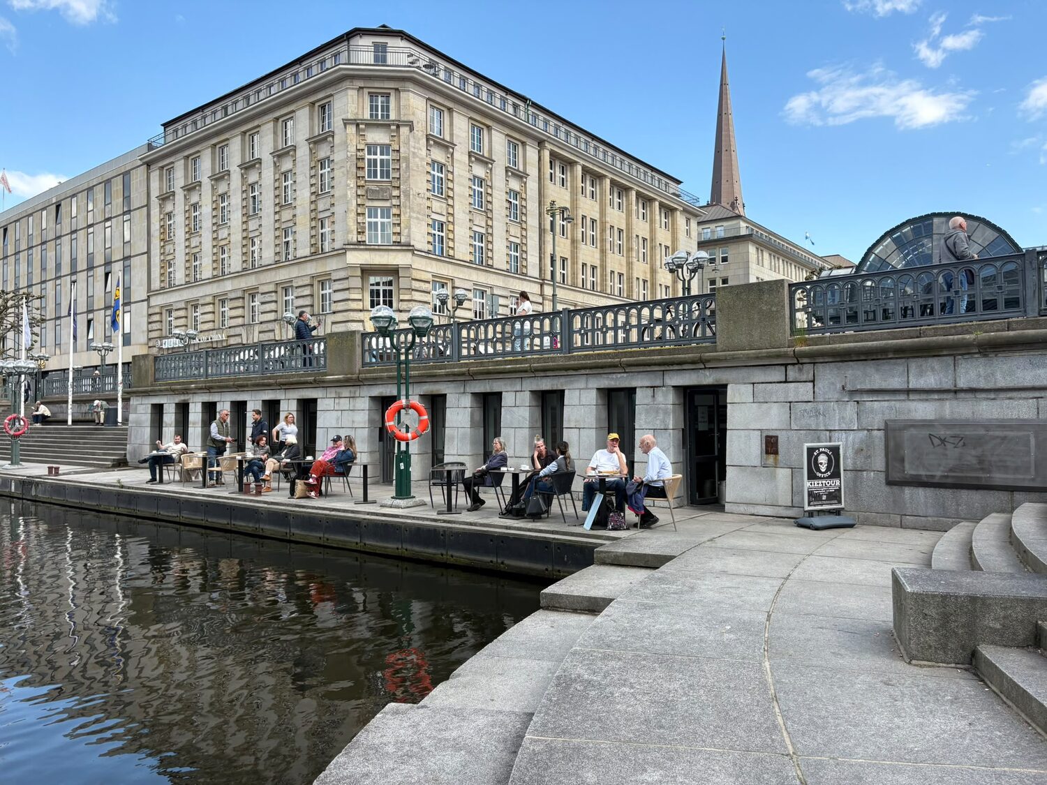 Die Rathauspassage Hamburg von aussen, der Veranstaltungsort des Lateinamerikanischen Kulturmarkts